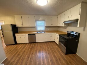 204 Oakwood Dr in Laurens, SC - Building Photo - Building Photo