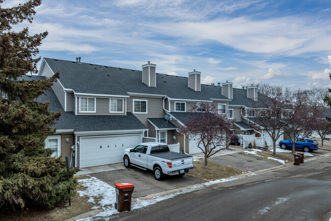 8420 Copperfield Way in Inver Grove Heights, MN - Building Photo - Building Photo