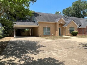 125 Pine St in Prairie View, TX - Foto de edificio - Building Photo