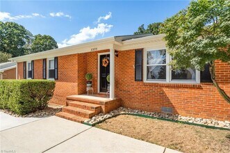 3303 North Carolina Hwy 150 in Greensboro, NC - Foto de edificio - Building Photo