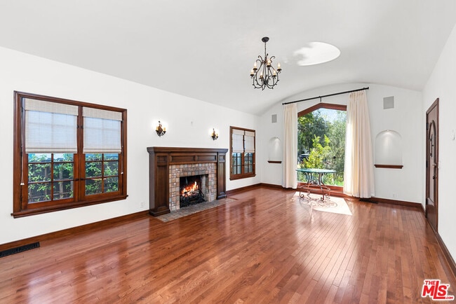 1039 Hi Point St in Los Angeles, CA - Building Photo - Building Photo