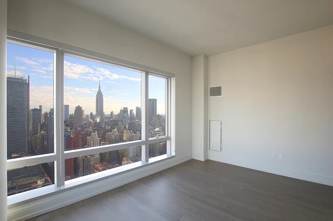 555 10th Ave in New York, NY - Building Photo - Building Photo