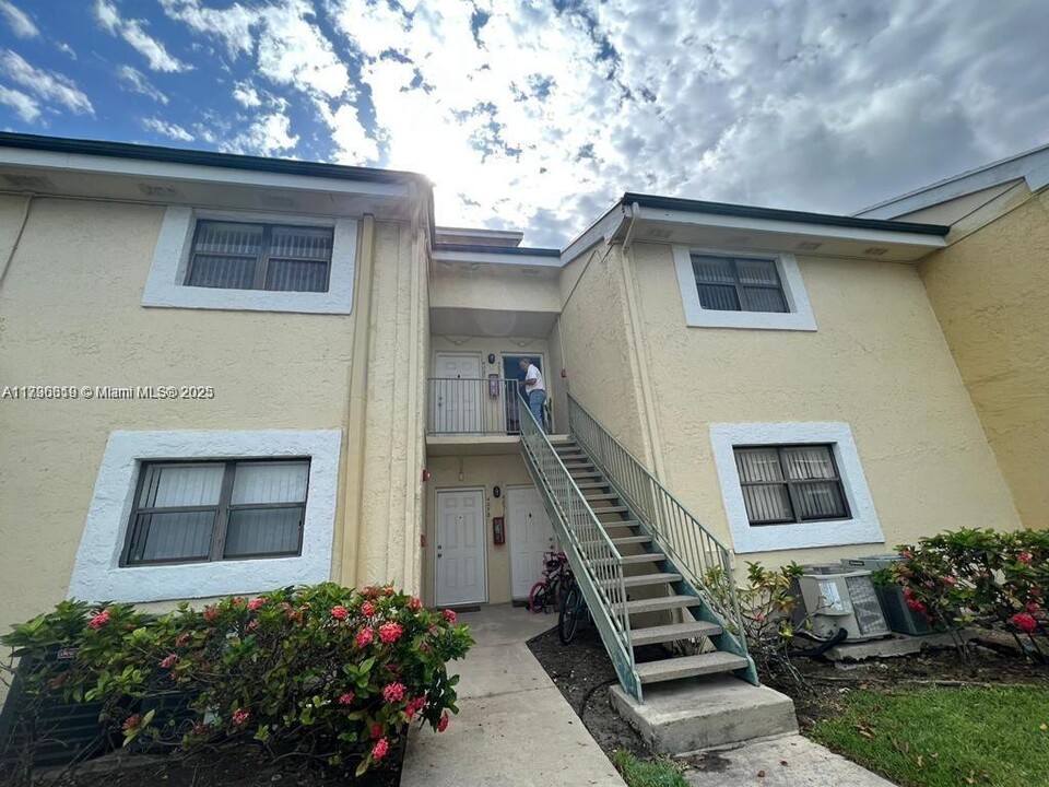 4076 NW 87th Ave in Sunrise, FL - Building Photo