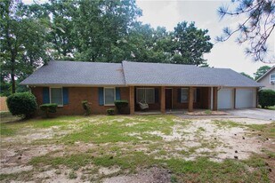 2421 Sherrie Ln SW in Conyers, GA - Building Photo