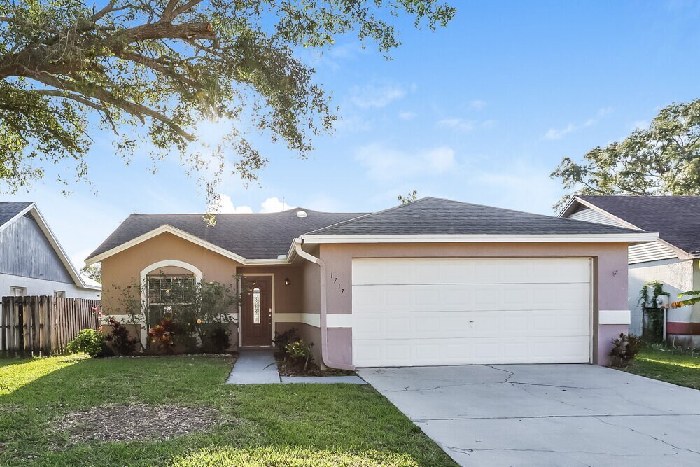 1717 Tarah Trace Dr in Brandon, FL - Building Photo