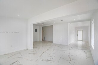 988 NW 10th St in Hallandale Beach, FL - Building Photo - Building Photo