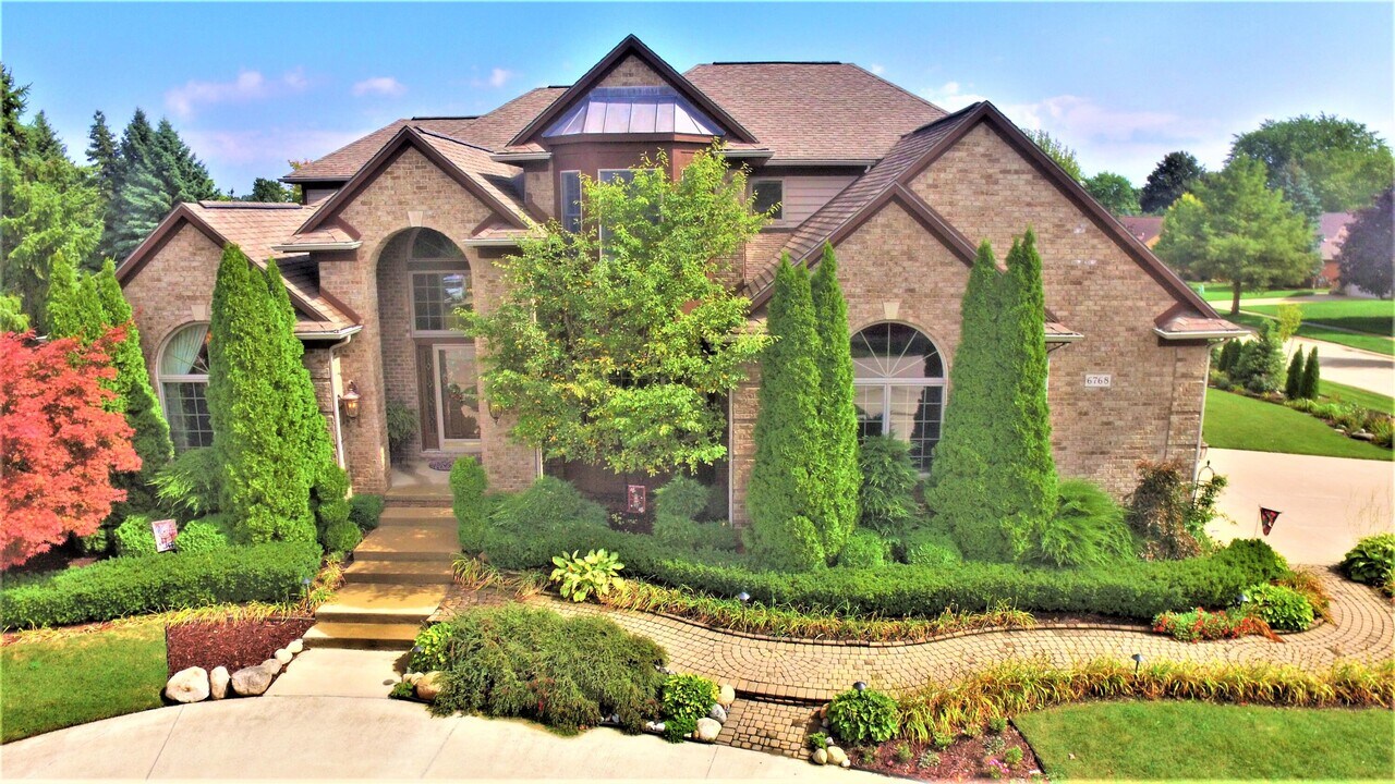 6768 Merrick Dr in Troy, MI - Building Photo