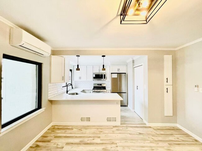 10257 63rd Ave in Forest Hills, NY - Foto de edificio - Building Photo