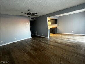301 Brookside Ln in Las Vegas, NV - Foto de edificio - Building Photo