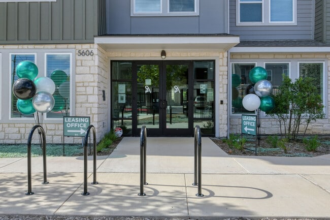 Sunstone Apartments in San Antonio, TX - Building Photo - Building Photo