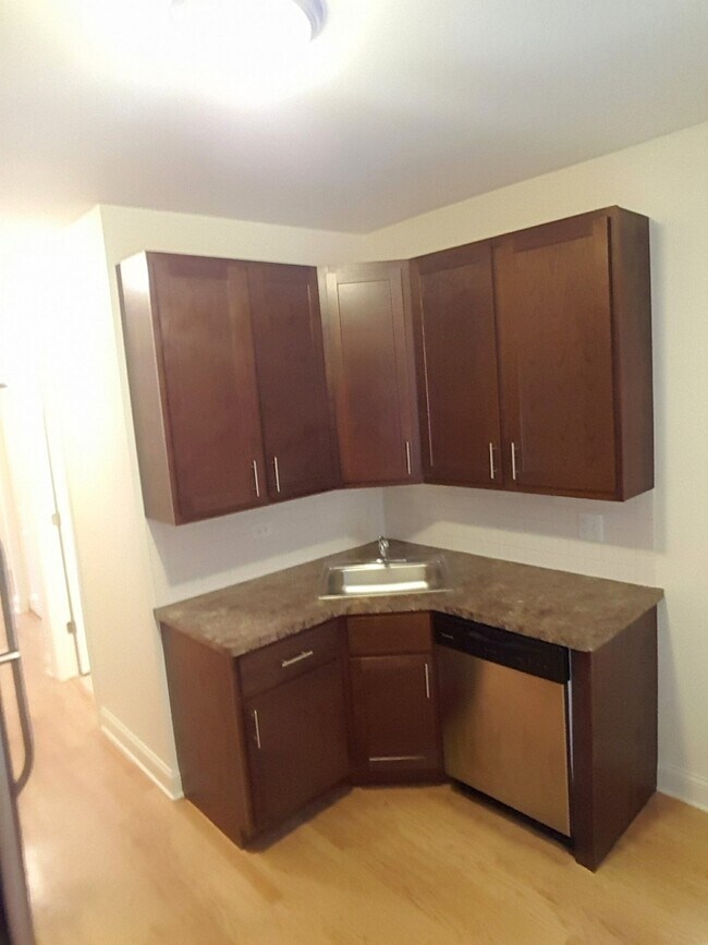 4027 N Kenmore Ave, Unit 101