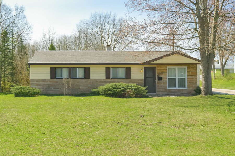 25240 Sandhurst Rd in Bedford Heights, OH - Building Photo