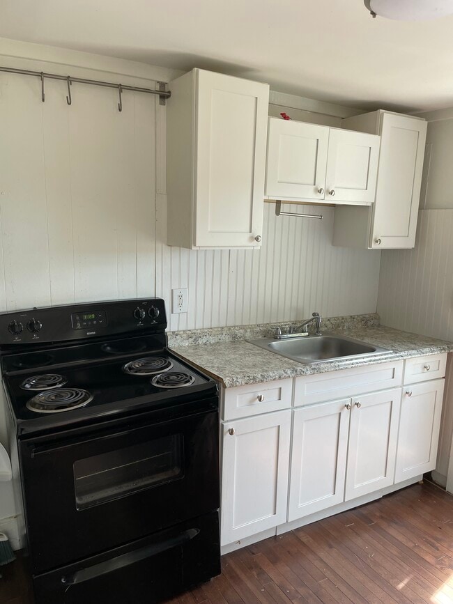 16 Hough St, Unit 18B in Dover, NH - Foto de edificio - Building Photo
