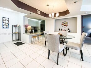 9341 Collins Ave in Surfside, FL - Foto de edificio - Building Photo