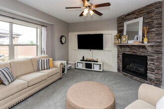 239 S 87th St in West Des Moines, IA - Foto de edificio - Building Photo