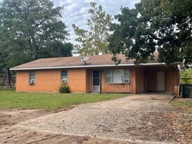 2200 Pat St in Nacogdoches, TX - Building Photo