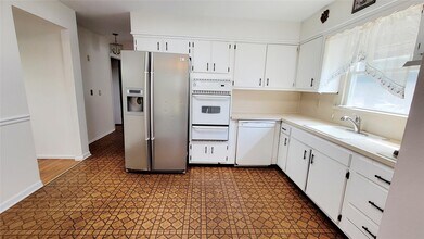 250 Maple Pl in Mineola, NY - Building Photo - Building Photo