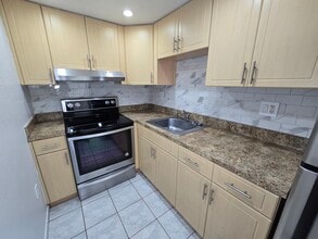 4715 NW 7th St in Miami, FL - Foto de edificio - Building Photo