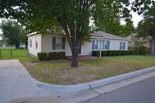 712 S Apple St in Sapulpa, OK - Building Photo