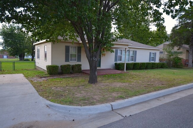 property at 712 S Apple St