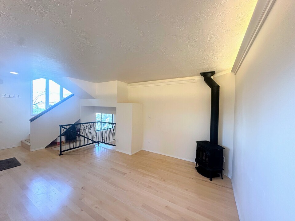 339 Ravenwood Pl in Ashland, OR - Building Photo