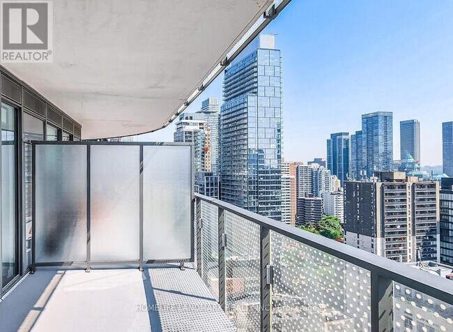 11 Wellesley St W in Toronto, ON - Building Photo - Building Photo