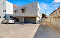 5743 Klump Ave in North Hollywood, CA - Foto de edificio - Building Photo