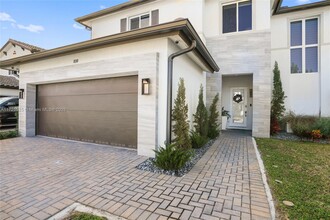 8110 NW 46th Terrace in Doral, FL - Building Photo - Building Photo