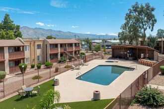 Fox Point Apartments in Tucson, AZ - Building Photo - Building Photo