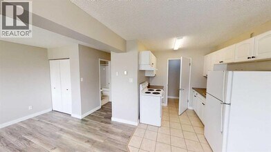 10105-10107 107 Ave in Grande Prairie, AB - Building Photo - Building Photo