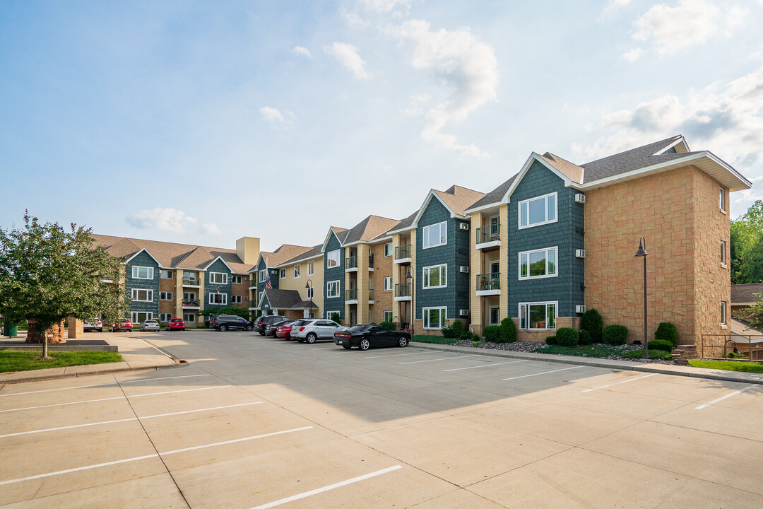 Maple Village Apartments in Maple Grove, MN - Foto de edificio