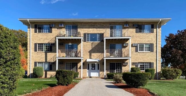 383 Huse Rd, Unit #40 in Manchester, NH - Foto de edificio - Building Photo