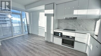 8 Interchange Wy in Vaughan, ON - Building Photo - Building Photo