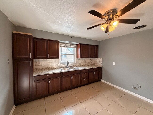 property at 5824 N Teutonia Ave