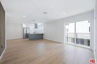 7306 Independence Ave in Los Angeles, CA - Foto de edificio - Building Photo