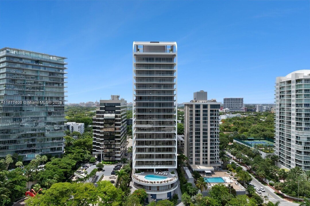 2655 S Bayshore Dr in Miami, FL - Foto de edificio