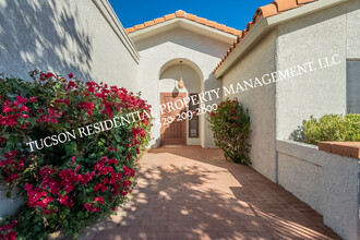 1615 E Broken Bow Way in Oro Valley, AZ - Foto de edificio - Building Photo