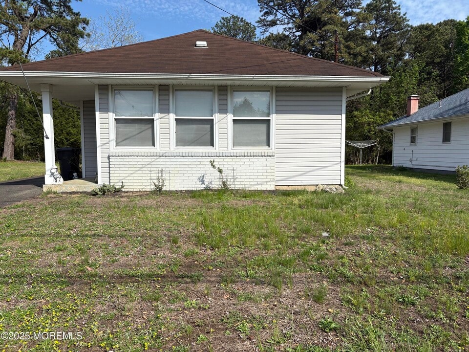 45 Yellowstone Dr in Toms River, NJ - Building Photo