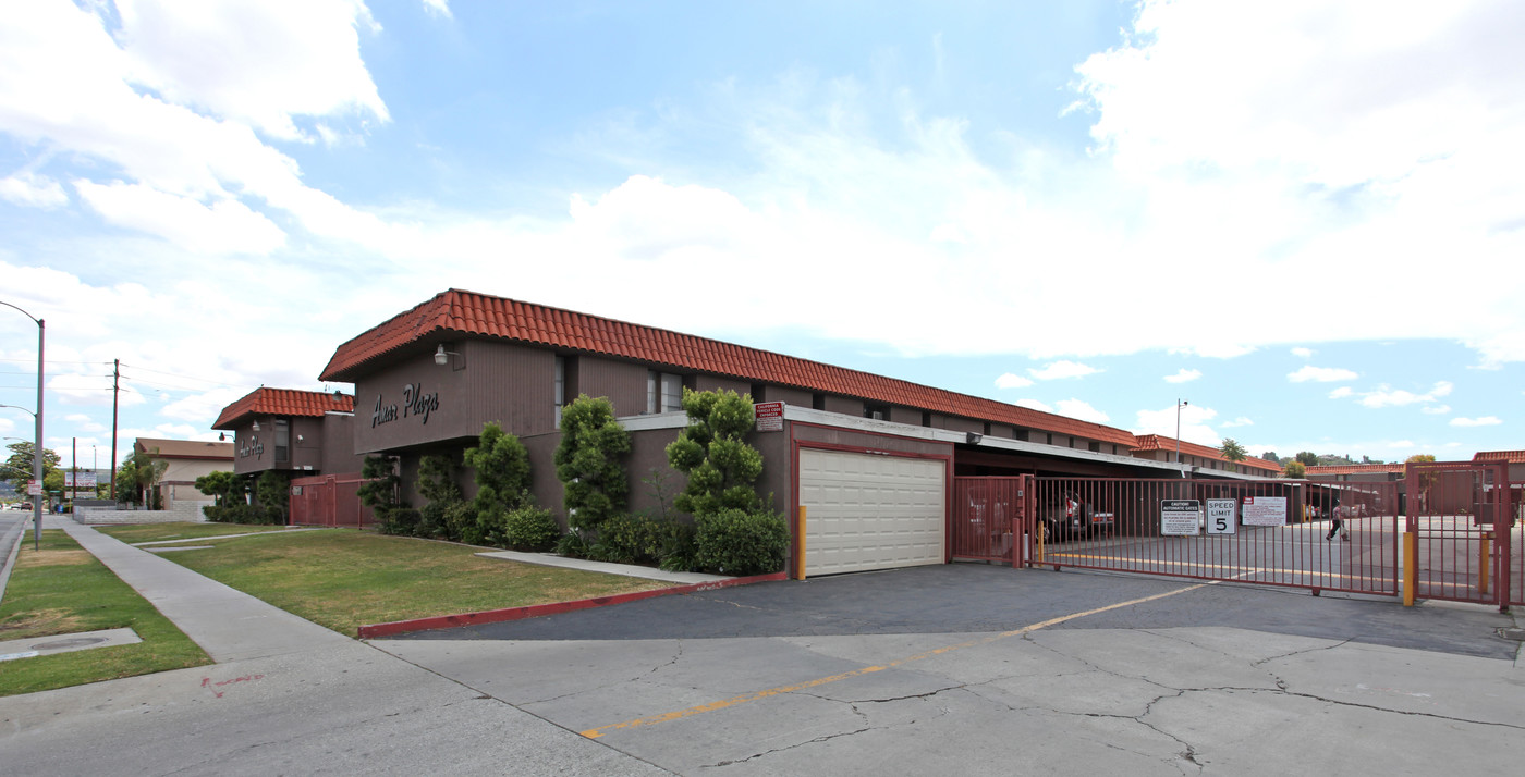 Amar Plaza in La Puente, CA - Foto de edificio