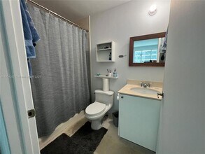 60 SW 13th St, Unit 1612 in Miami, FL - Foto de edificio - Building Photo