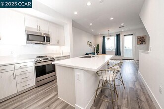 9877 MacArthur Blvd in Oakland, CA - Building Photo - Building Photo