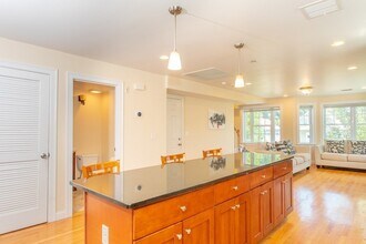 383 Hyde Park Ave, Unit 2 in Boston, MA - Building Photo - Building Photo