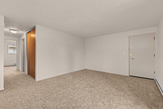 11540 Pinehurst Way NE, Unit 206 in Seattle, WA - Building Photo - Building Photo