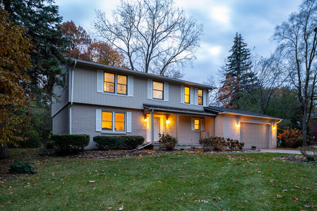 1990 Squirrel Valley Corporate and Short Term in Bloomfield Hills, MI - Foto de edificio - Building Photo