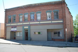 405 NE Oak Street in Pullman, WA - Building Photo - Building Photo