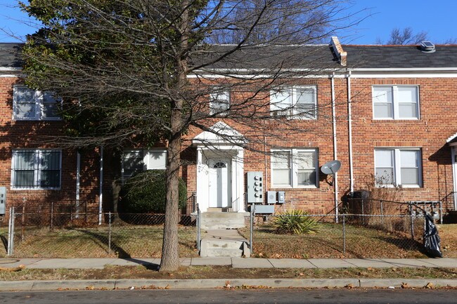 1904 M St NE