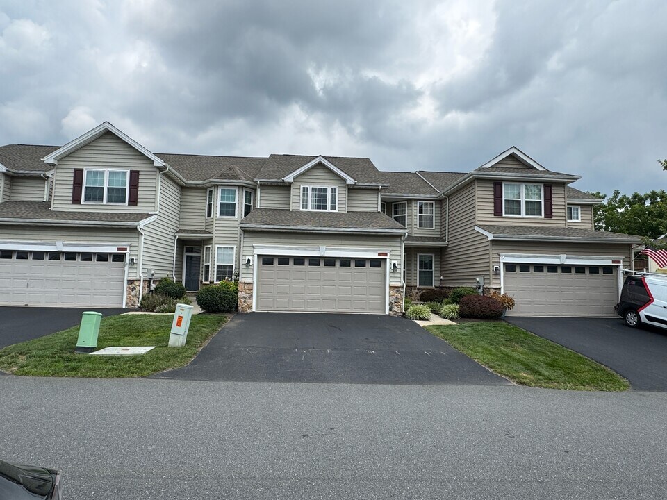 1413 Lexington Way in Morgantown, PA - Building Photo