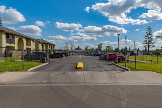 Coventry Place in Bakersfield, CA - Building Photo - Building Photo