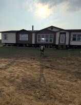 2133 Co Rd 430 in Pleasanton, TX - Building Photo