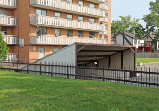 Dundurn Court in Hamilton, ON - Building Photo - Building Photo